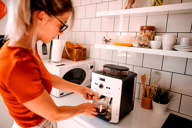 Préparer un café avec une machine à expresso entièrement automatique